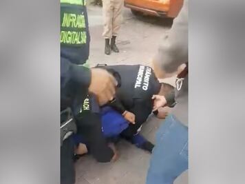 Por una infracción, policías someten a repartidor en San Andrés Cholula