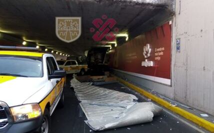 Tráiler de abarrotes se queda atorado en bajo puente de CDMX