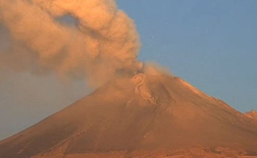 Este sábado 13 de mayo el volcán Popocatépetl ha emitido 192 exhalaciones acompañadas de vapor de agua, gases volcánicos y ceniza | Foto: Twitter Webcams de México