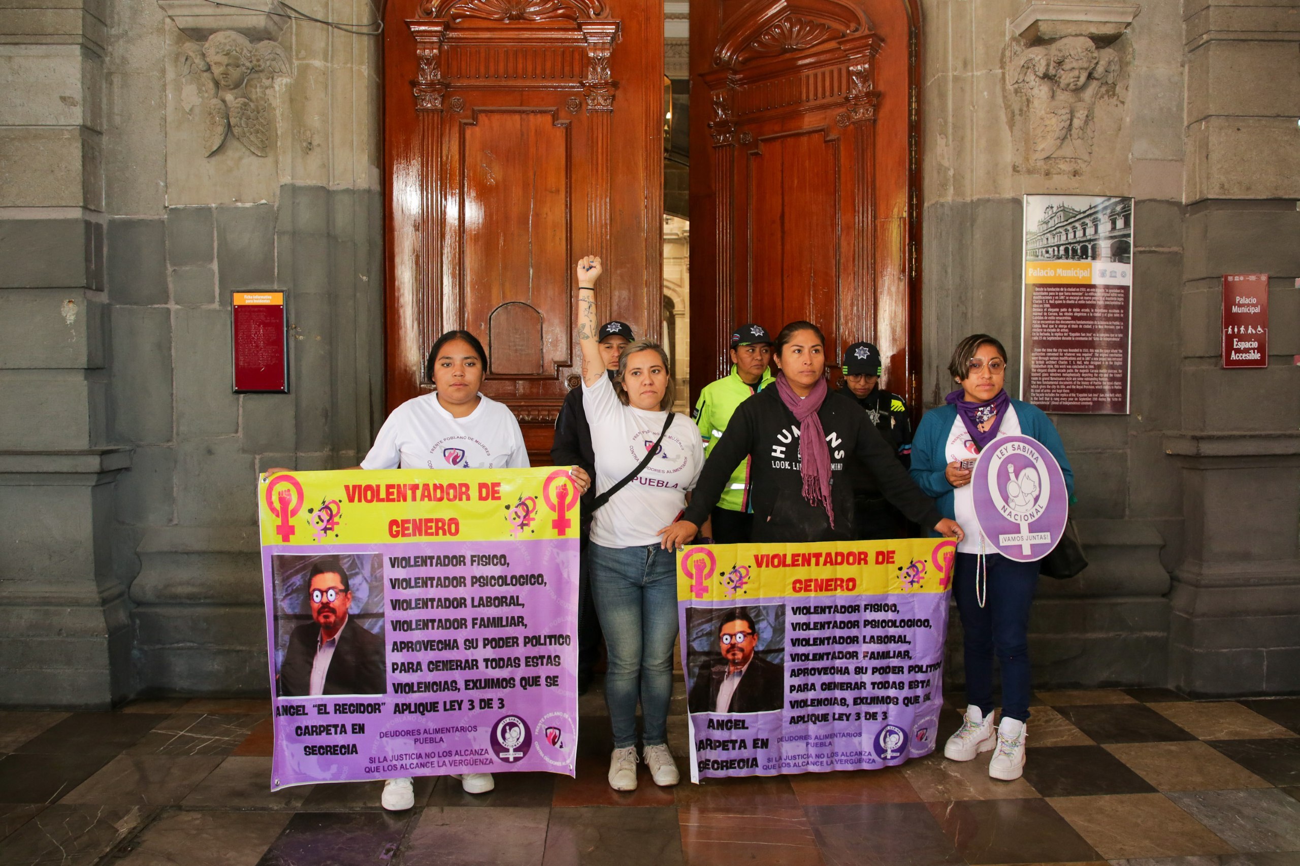 Patrulla feminista protesta en Palacio Municipal de Puebla; piden sanción para regidor de Morena por violentador
