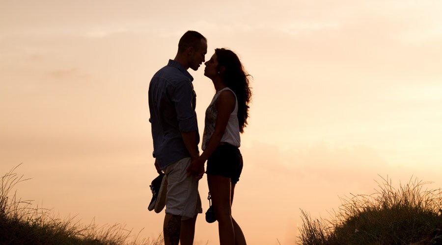 ¿Cómo saber si ese sentimiento inexplicable que florece al inicio de una relación es romance o simplemente una atracción pasajera que dura unas semanas?
Foto: Producción El Universal