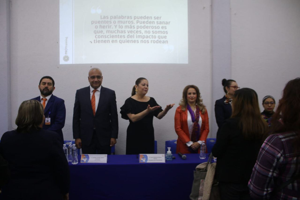 Laura Artemisa participó en el foro con estudiantes | Foto: Congreso del estado