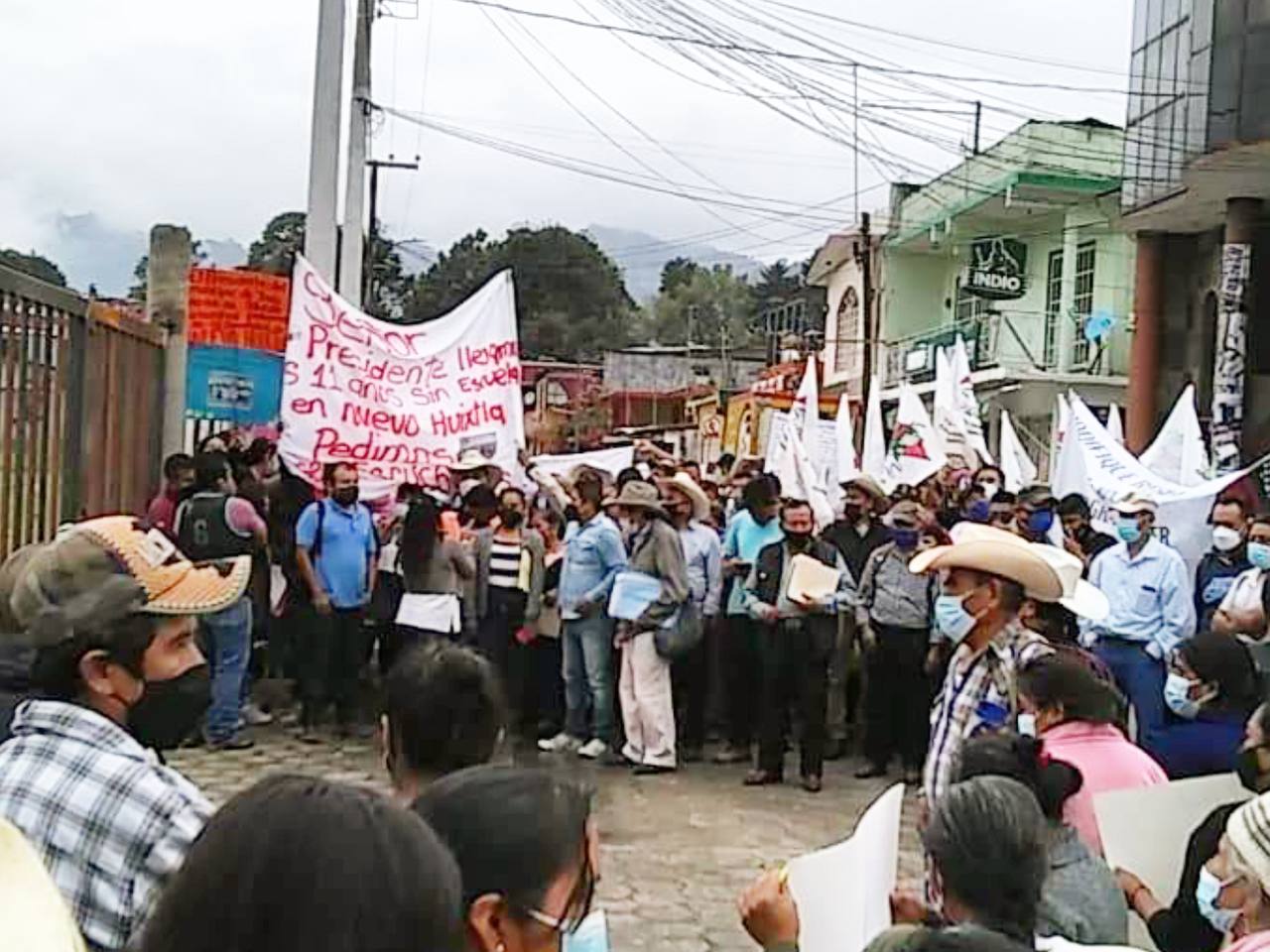Damnificados por huracán Grace en Puebla protestan previo a visita de AMLO