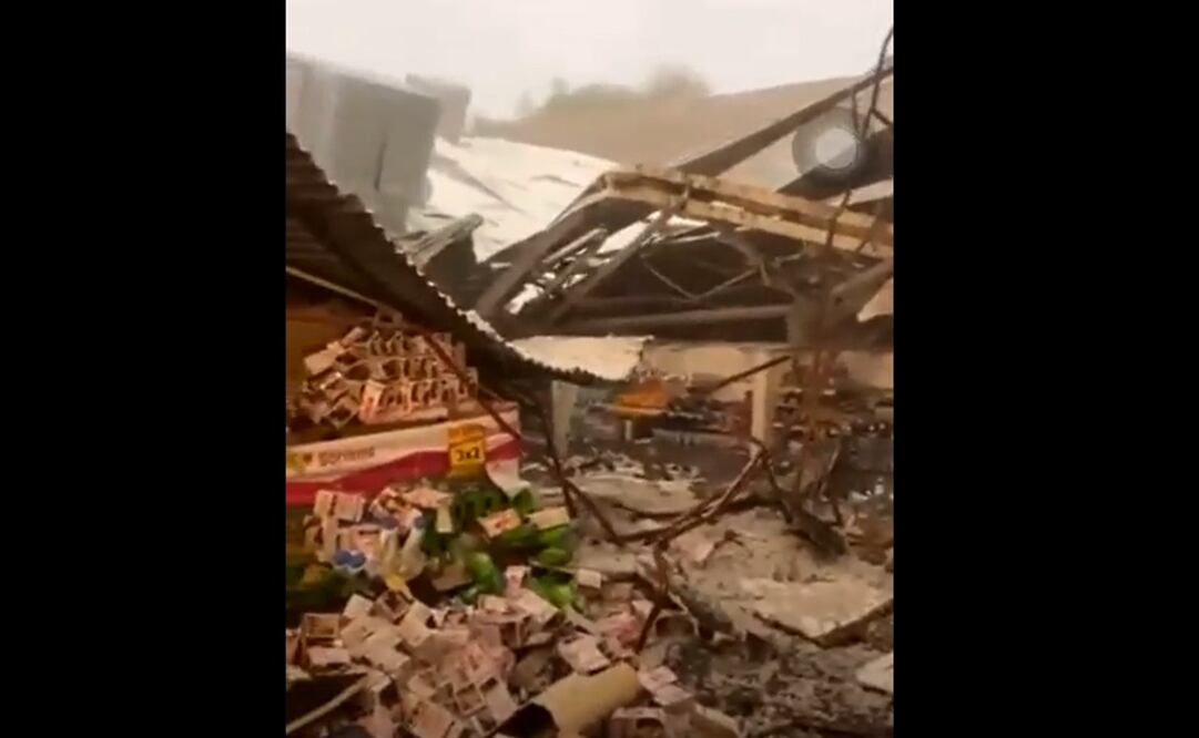 La tarde de este domigno una fuerte granizada provocó el colapso del techo del supermercado Soriana en la alcaldía Benito Juárez. Foto: captura de video