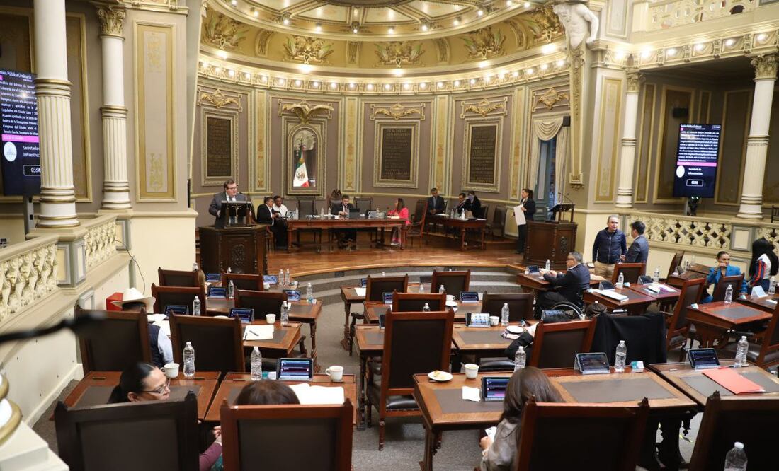 Panistas comienzan a dejar la bancada de su partido | EsImagen