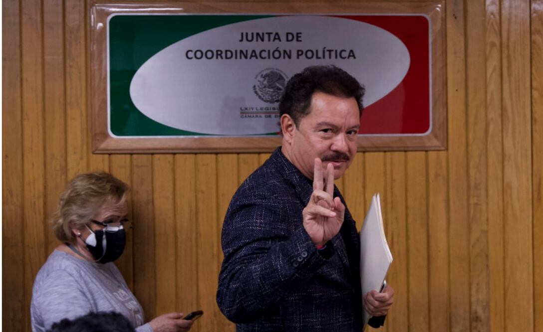 Ignacio Mier, coordinador de Morena, llega a la reunión de la Jucopo. Foto: Germán Espinosa