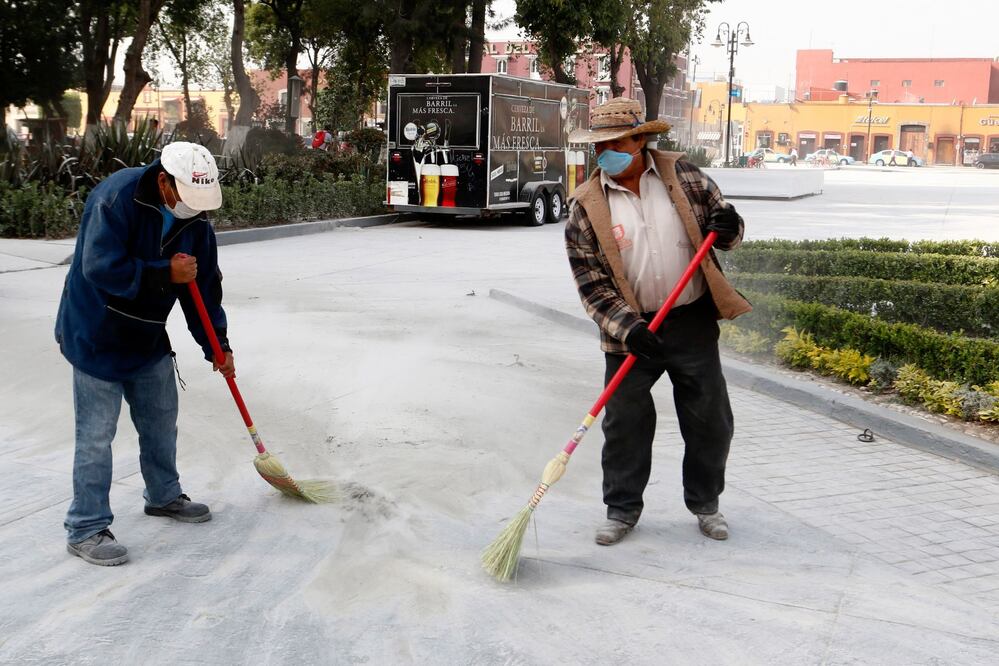 El volcán Popocatépetl emitió una fumarola con ceniza luego del sismo. Foto: Cuartoscuro