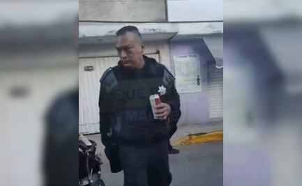 VIDEO Captan a policía borracho “vigilando” un desfile en Edomex