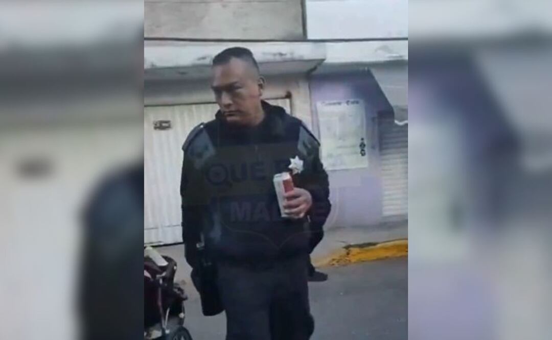 El elemento uniformado tiene incluso una cerveza en la mano | Foto: Video de X