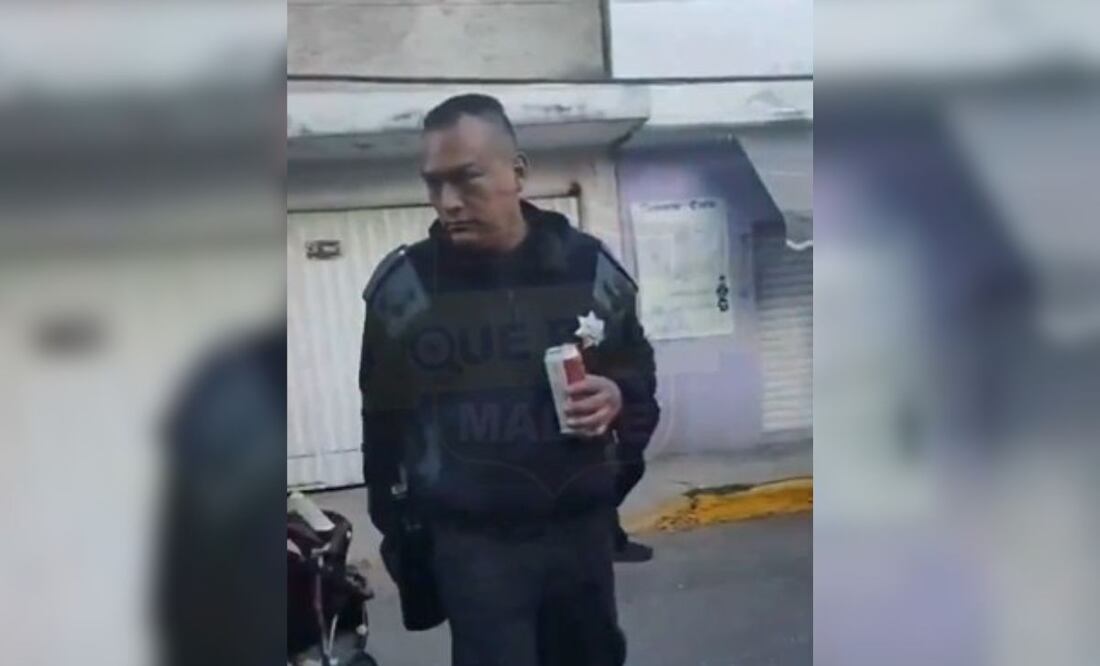 El elemento uniformado tiene incluso una cerveza en la mano | Foto: Video de X