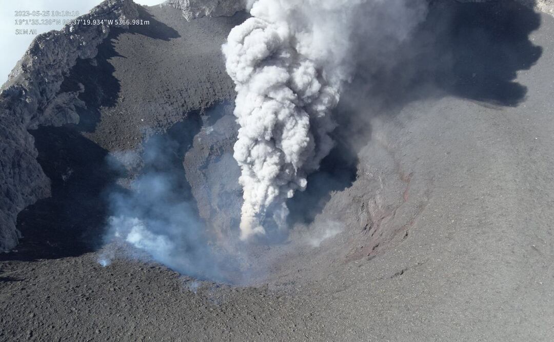 Esta imagen obtenida la tarde del jueves 25 de mayo muestra el cráter del Popocatépetl | Foto: Twitter CNPC