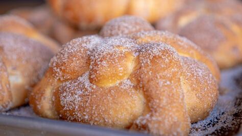 ¿Cuántas calorías tiene el pan de muerto y cómo combinarlo para comerlo 'sin culpa'?