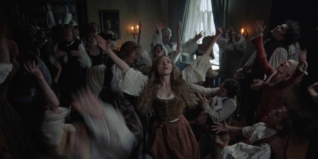 Aunque muy pocas, las secuencias musicales que involucran a los Shakers destacan por una coreografía caótica que evoca escenas evangélicas | Foto: Searchlight Pictures