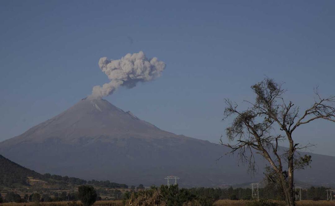 El volcán Popocatépetl ha incrementado su actividad como sucede en cada diciembre | Foto: Agencia Es Imagen para El Universal Puebla