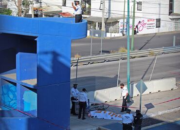 Cae ciclista de puente peatonal y muere