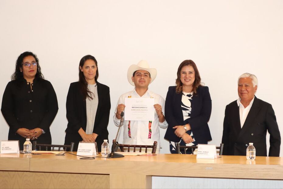 La diputada Laura Zapata entregó las distinciones | Foto Congreso del Estado de Puebla