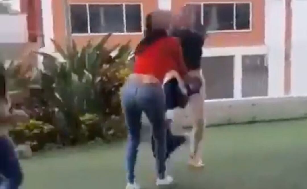 Paola M. es presuntamente la mamá del junior que golpeó a un guardia en Lomas de Angelópolis | Foto: Captura video redes sociales