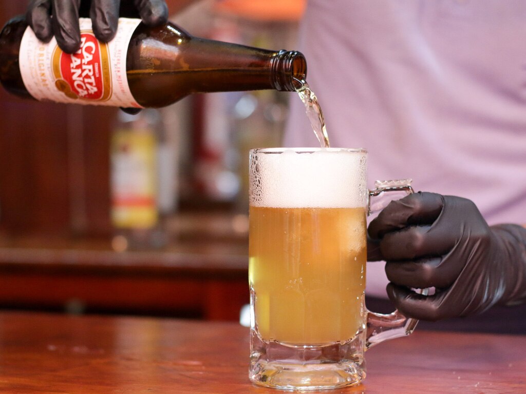 Si te vacunan, evita tomar alcohol el 15 de septiembre