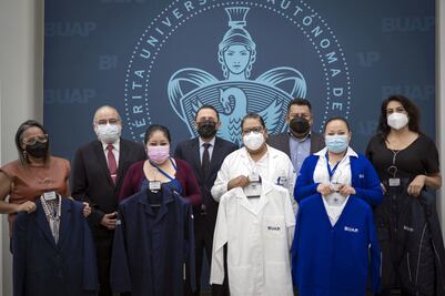 BUAP entrega uniformes a personal no académico