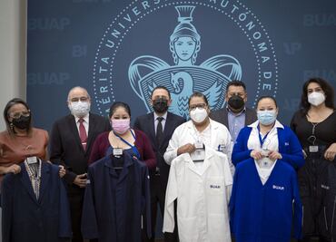 BUAP entrega uniformes a personal no académico