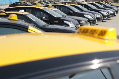 Taxistas bloquean la carretera Amozoc-Teziutlán; exigen que mototaxistas no laboren