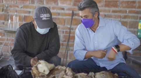 Candidato independiente se lanza como cocinero