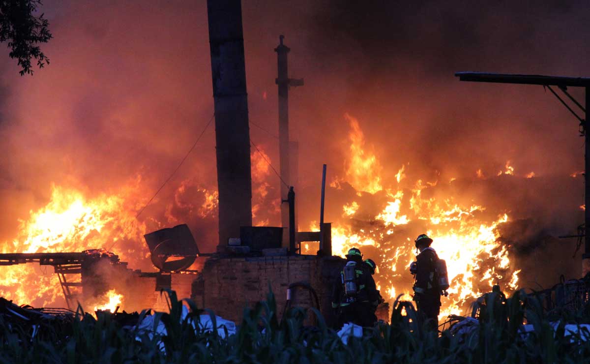 Se incendia recicladora en La Resurrección