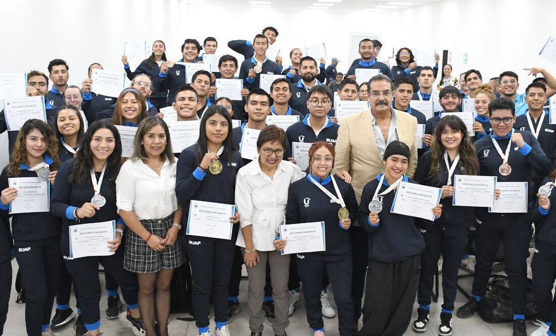 Rectora Lilia Cedillo estímulos a estudiantes que compitieron en la Universiada Nacional 2024 | Foto: BUAP
