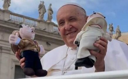 De Puebla para el Vaticano, el Papa Francisco recibe peluches del Dr. Simi