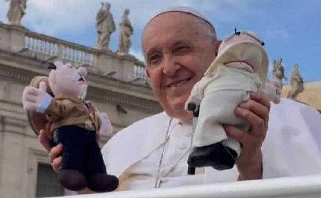 El Papa Francisco recibió con agrado los famosos peluches del Dr. Simi | Twiter Dr Simi Oficial