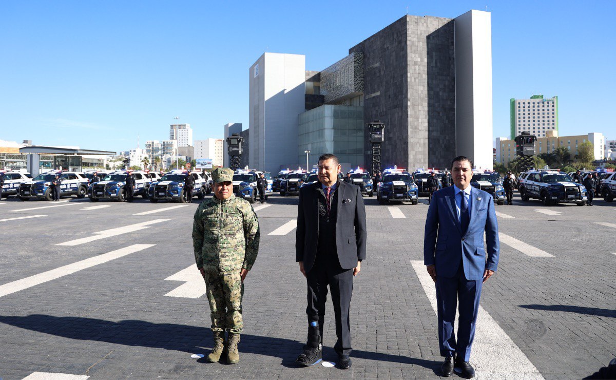 Alejandro Armenta entrega 50 patrullas y torres de seguridad a la Secretaría de Seguridad Pública