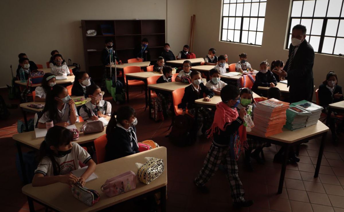 Las clases seguirán impartiéndose de forma presencial pese a la actividad del volcán | Foto: Agencia Es Imagen para El Universal Puebla