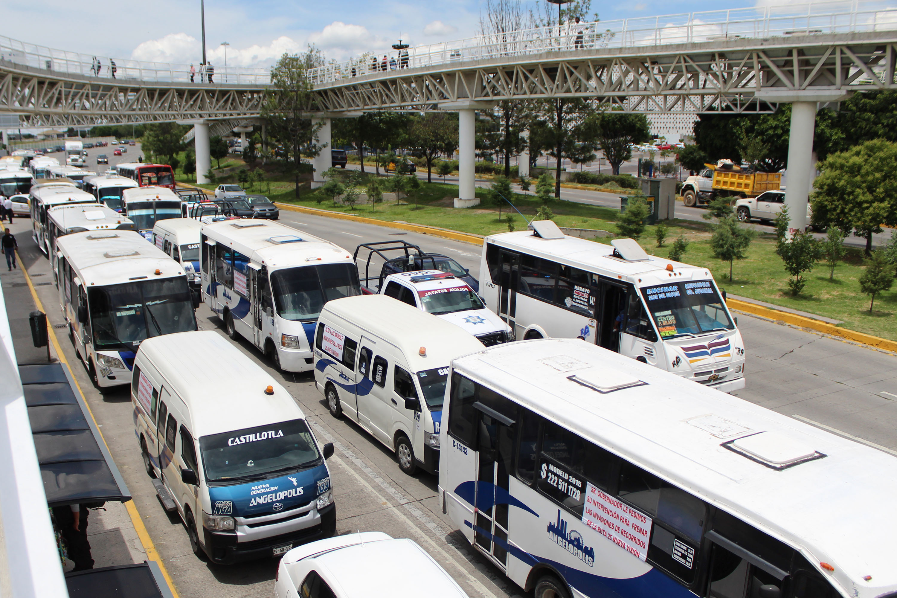 Protestan microbuseros por invasión de ruta