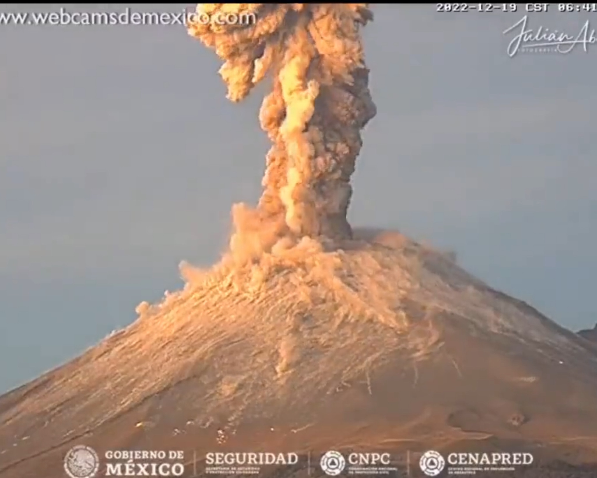 VIDEO. Registran violenta explosión del volcán Popocatépetl