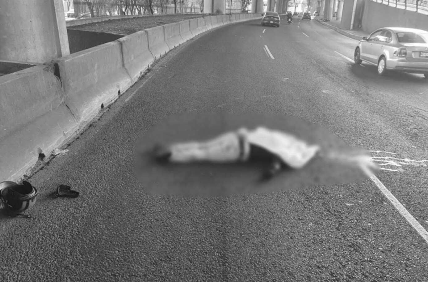 Motociclista muere tras perder el control e impactarse contra muro en el Periférico