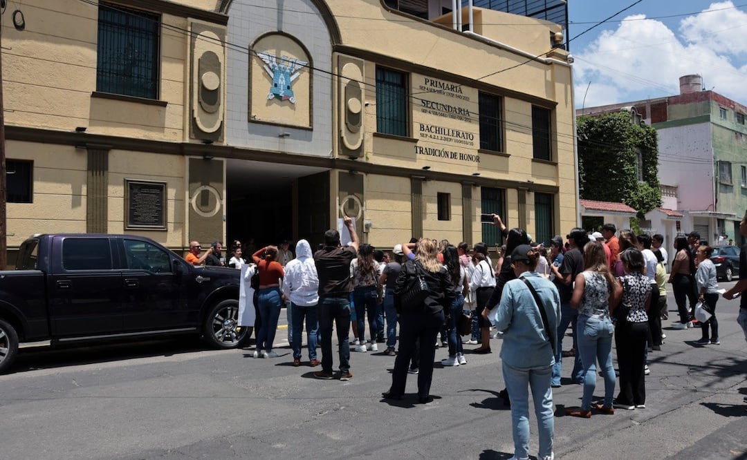 Padres de familia y alumnos piden que la Academia Militarizada Ignacio Zaragoza siga abierta | Foto: EsImagen