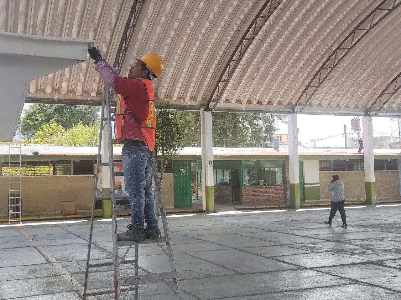 Más de 40 escuelas son beneficiadas con aulas, domos y techados: SEP