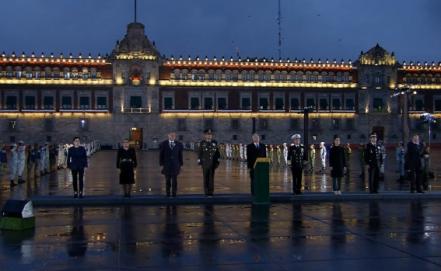 AMLO iza la bandera en memoria de las víctimas de los sismos del 19-S de 1985 y 2017 
