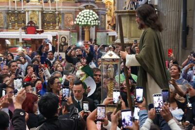 Devotos reciben las reliquias de San Judas Tadeo en la Catedral de Puebla