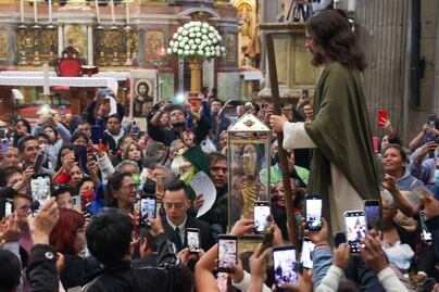 Devotos reciben las reliquias de San Judas Tadeo en la Catedral de Puebla