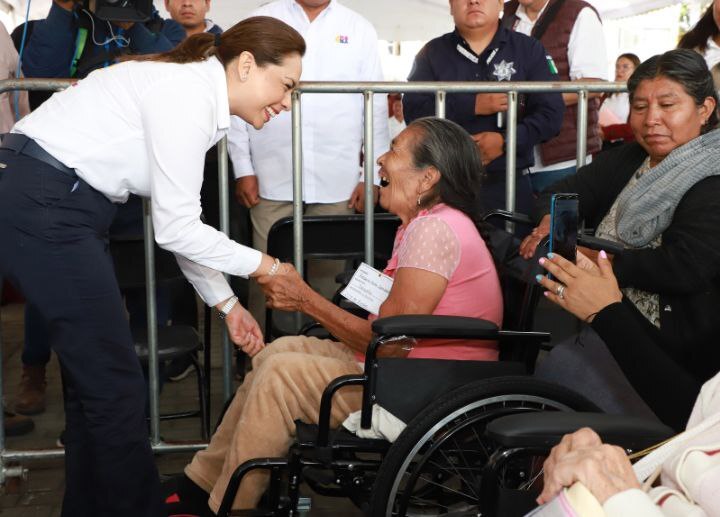 Gaby Bonilla entrega más apoyos en Xicotepec