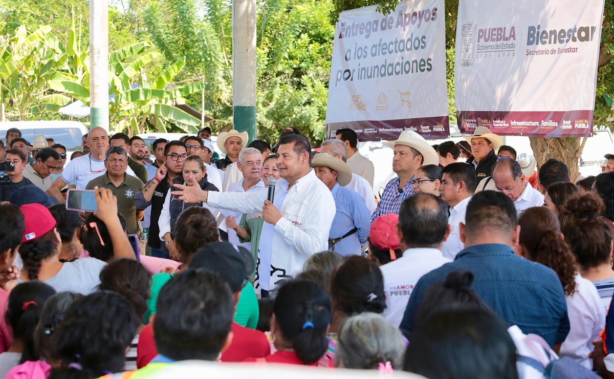 Armenta entrega apoyos a productores de la Sierra Norte afectados por las lluvias e inundaciones