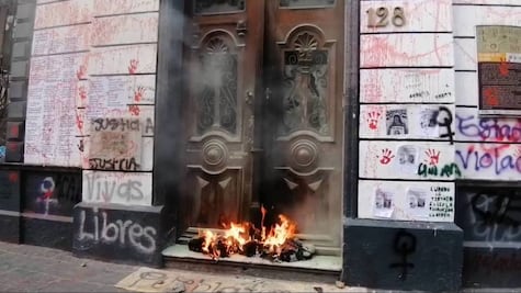 Feministas queman puertas del Congreso de Puebla en el Día de la Mujer