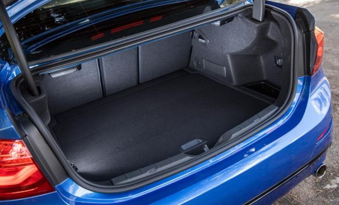 Un chofer presuntamente secuestrado fue encontrado con vida encerrado en la cajuela de un BMW en Coronango | Foto: Autopista