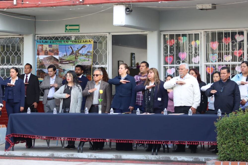 Laura Artemisa acudió a una ceremonia cívica en primaria | Foto: Congreso del Estado de Puebla