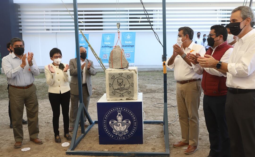 El gobernador y la rectora colocaron la primera piedra | IMAGEN: Gobierno de Puebla