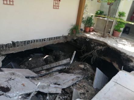 Socavón sorprende. Aparece dentro del patio de una casa en Mérida 