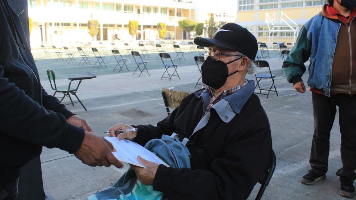 Ciudadanos entregan documentos para obtener ficha dentro de la campaña de vacunación contra el coronavirus FOTO: Gobierno de San Pedro Cholula