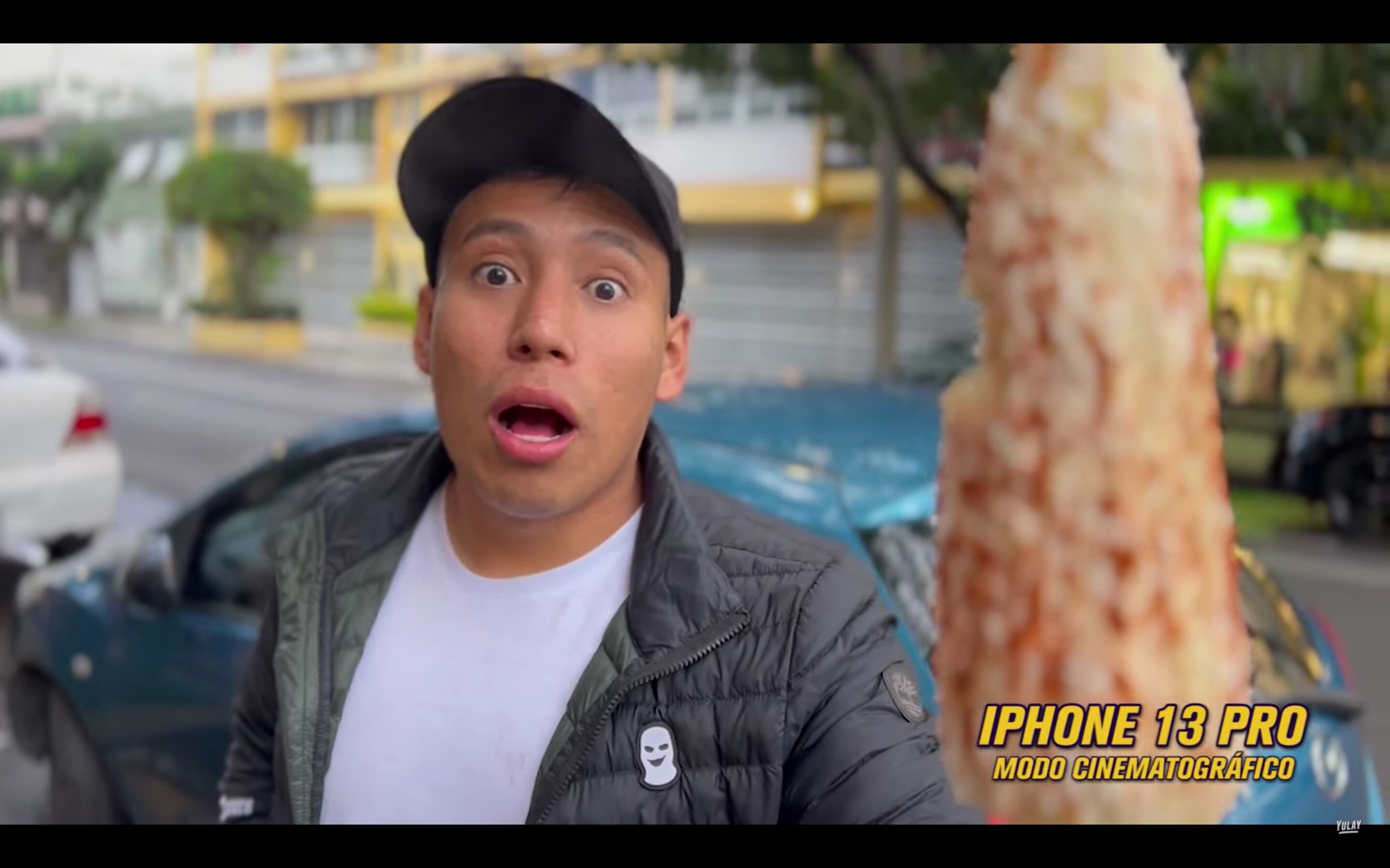 Youtuber compró iPhone 13 para presumir cómo se come un elote