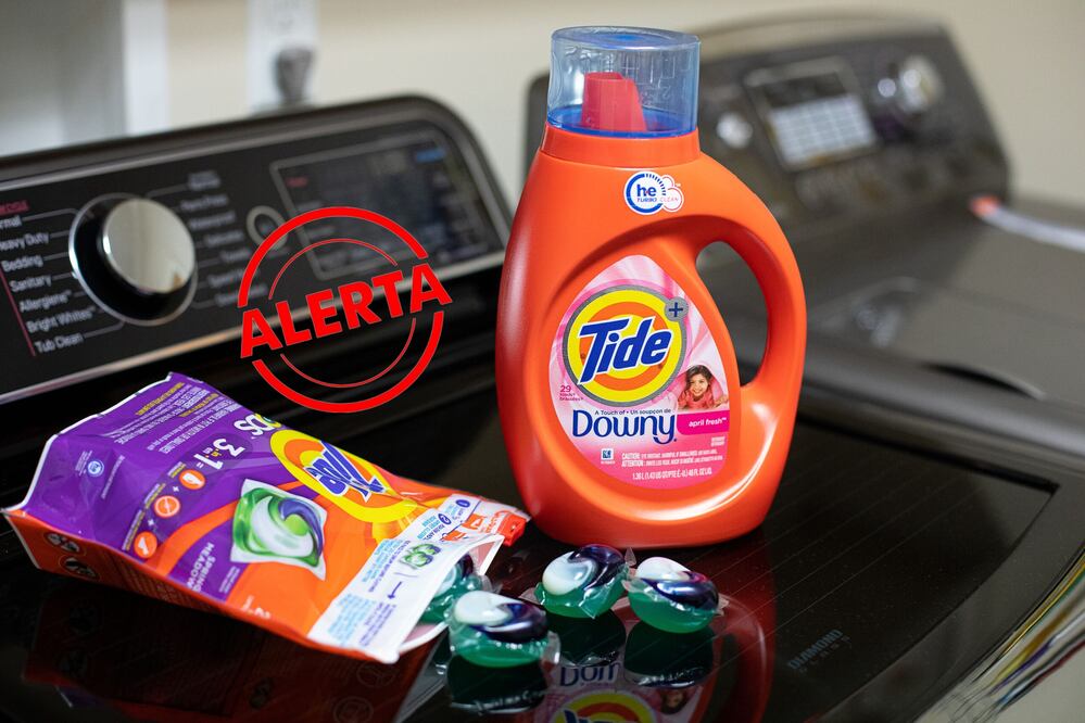 A diferencia de los detergentes en polvo, los detergentes líquidos suelen tener fórmulas menos agresivas y pueden ser menos efectivos contra las manchas en la ropa.
Foto: Producción El Universal Puebla